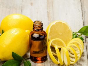 Olio essenziale di limone: che cos’è, proprietà, benefici, utilizzi e controindicazioni